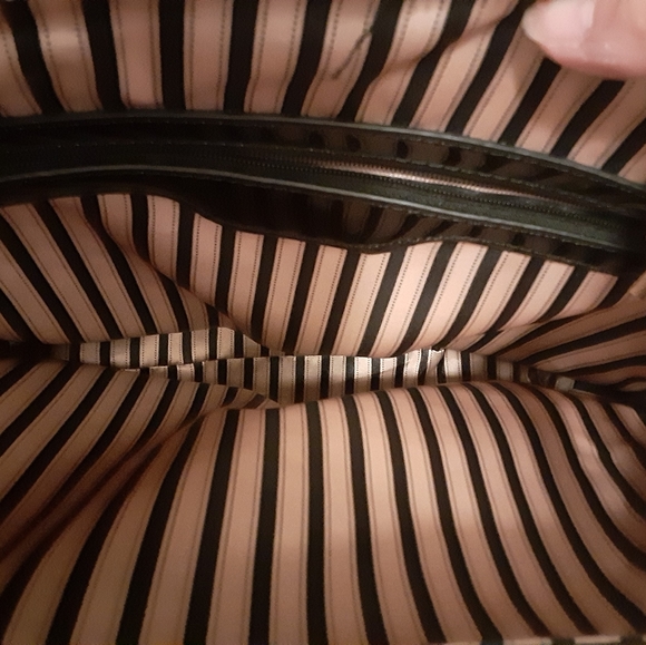 Shiny black purse - Picture 3 of 8